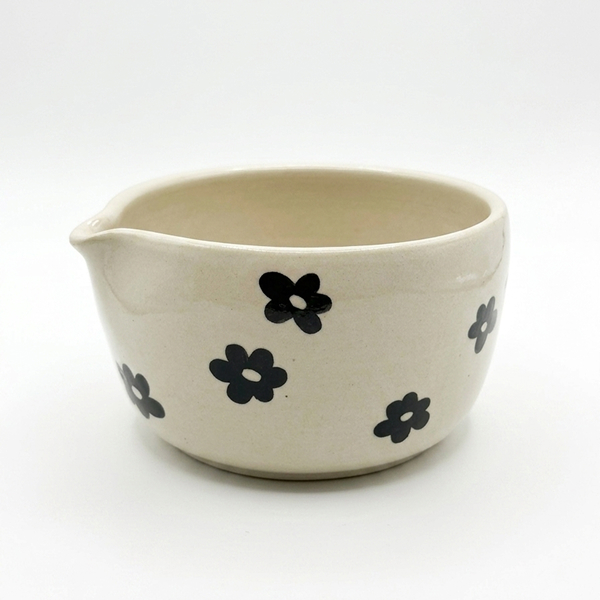 Daisy Spout Bowl ชามเซรามิกมีพวยริน พื้นสีครีม ลายดอกเดซี่สีดำกระจายรอบใบ