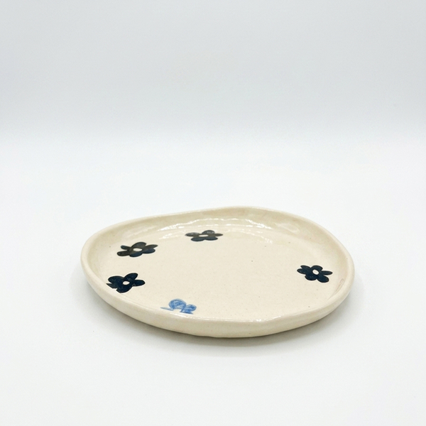 Daisy Dot Plate จานเซรามิกงานปั้นมือลายจุดดอกเดซี่
