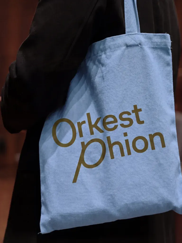 ถุงผ้าของ Phion ที่ใช้ตัวอักษรเอียงเป็นลายหลัก