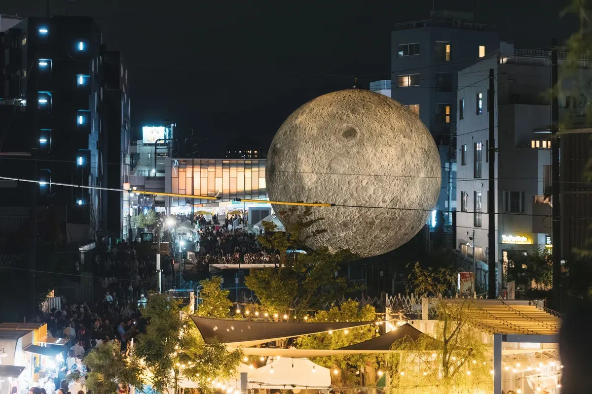 ประติมากรรมดวงจันทร์ขนาดเจ็ดเมตร Museum of the Moon ของ Luke Jerram ตั้งอยู่ในที่ว่างกลางย่านชิโมคิตะซาวะ