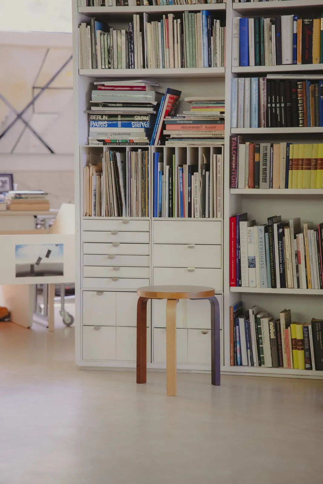 Stool 60 ของ Paul Smith x Artek รุ่นแรก จัดวางในสตูดิโอ
