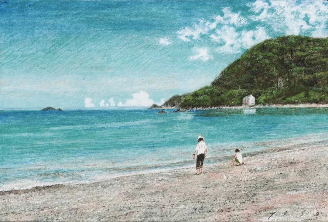 ชายหาดกว้างมีผู้ใหญ่ยืนและเด็กนั่งยองอยู่ริมน้ำ ทะเลสีเขียวเทอร์คอยซ์และแหลมเขาสีเขียวอยู่ทางขวาของภาพ