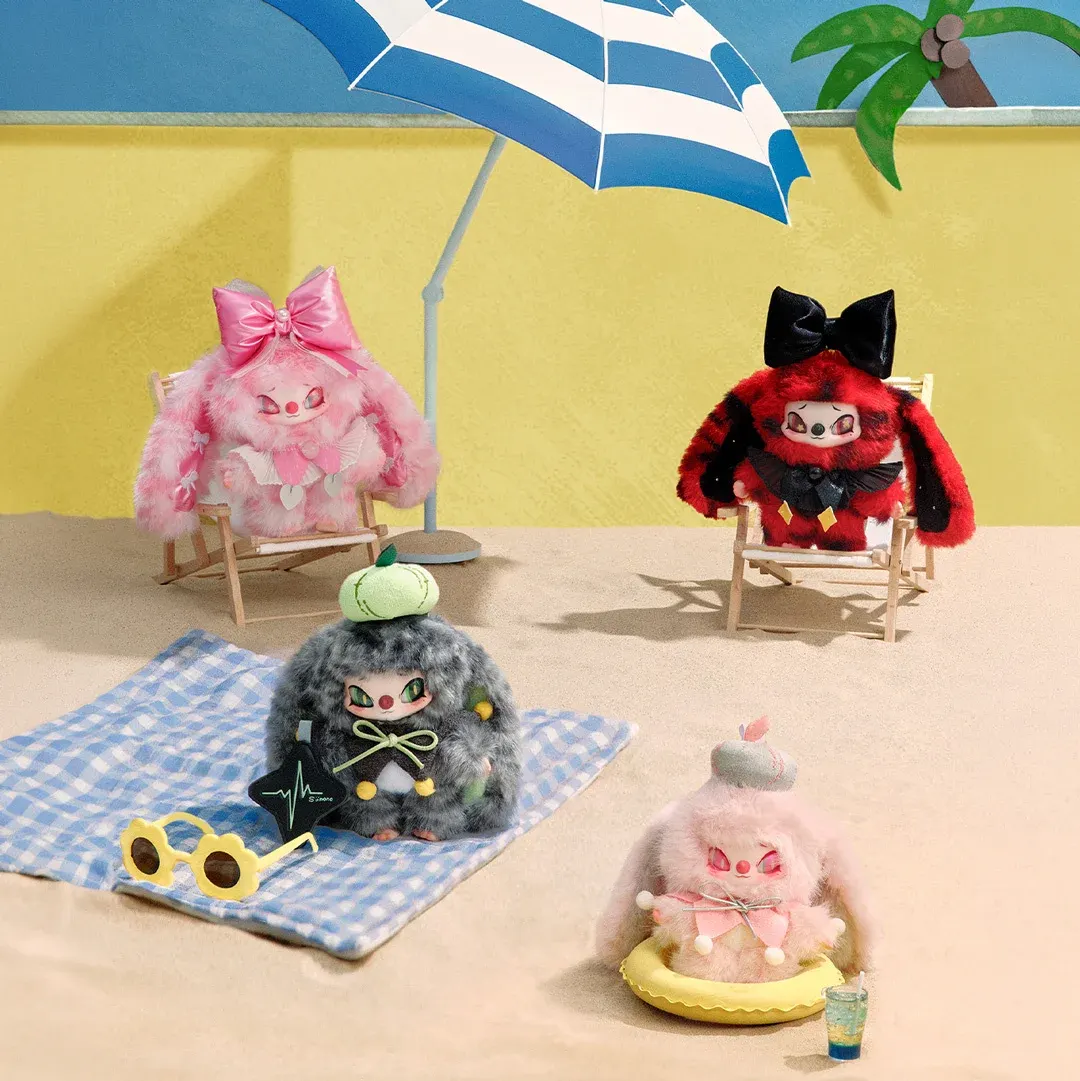 ตุ๊กตาหูตกสีชมพู แดง และเทาในฉากชายหาดพร้อมเก้าอี้และร่มจิ๋ว