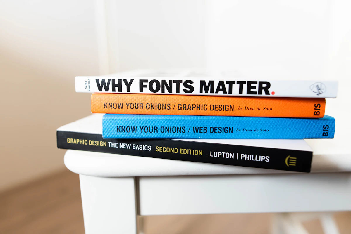 หนังสือหลายเล่มวางเรียงโชว์สันปกตัวอักษรเซริฟ