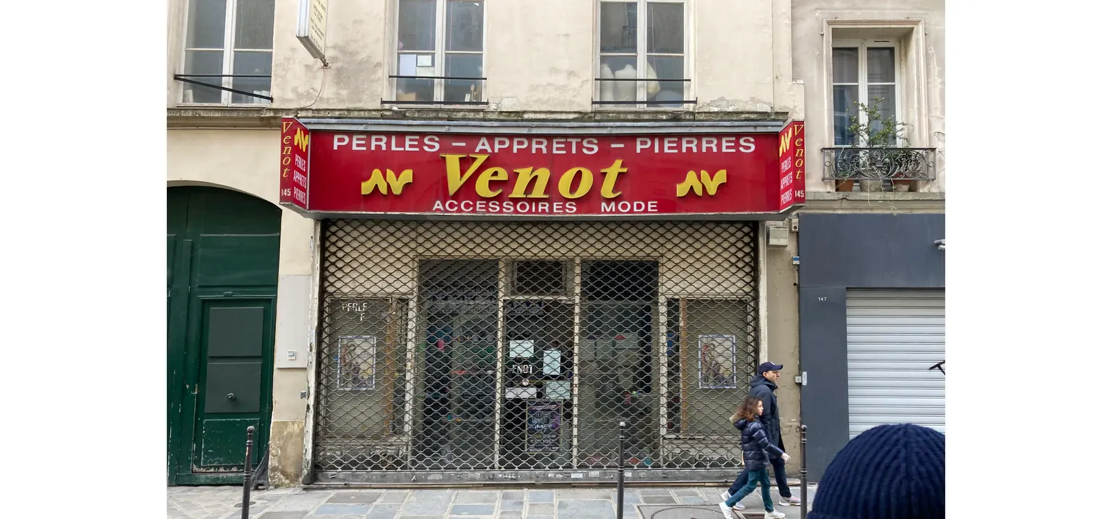 ป้ายหน้าร้านในปารีสที่ตัวอักษรได้เค้าโครงมาจาก Vendôme