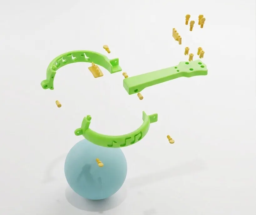 Balloon Banjo ประกอบเสร็จพร้อมลูกโป่งที่เป่าไว้ครึ่งใบ