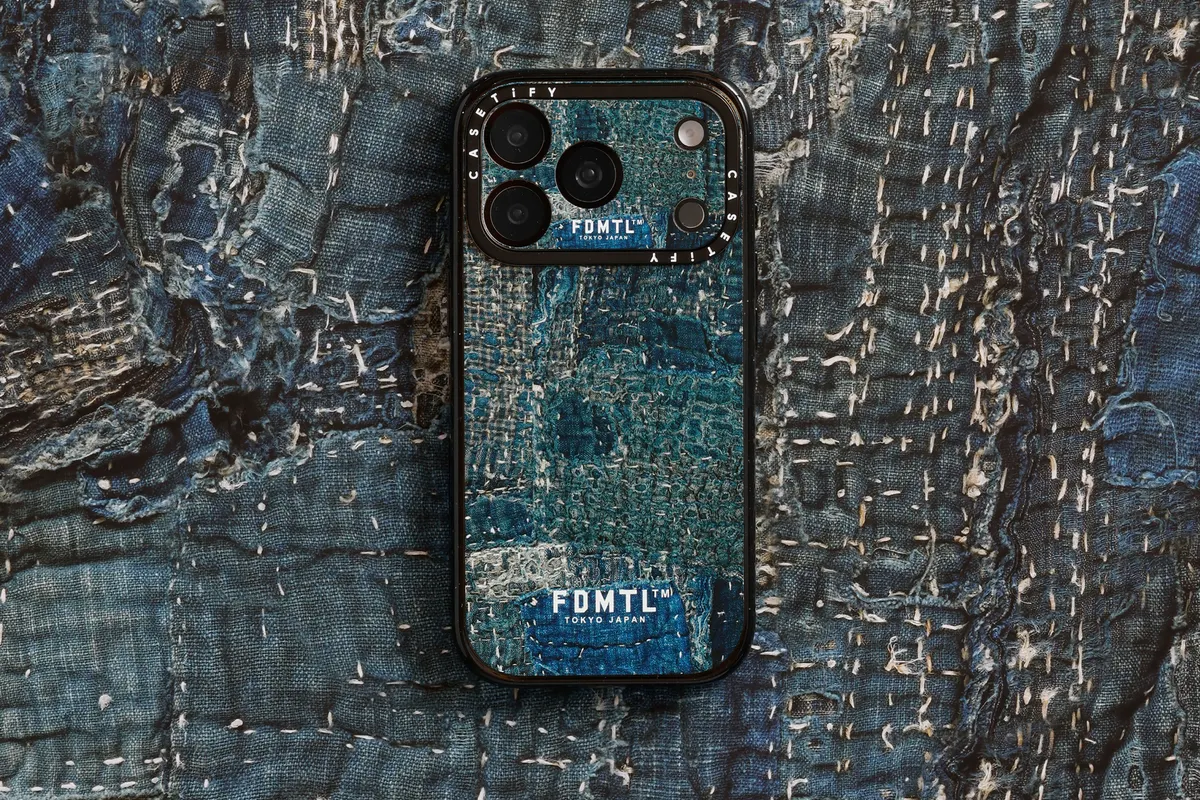 เคสมือถือวางบนผ้าครามที่ปักซาชิโกะทั้งผืน