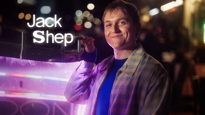 การ์ดชื่อนักแสดง Jack Shep ในไตเติ้ล SNL UK ที่ตัว S ใช้ตัวอักษรจากป้ายจริง
