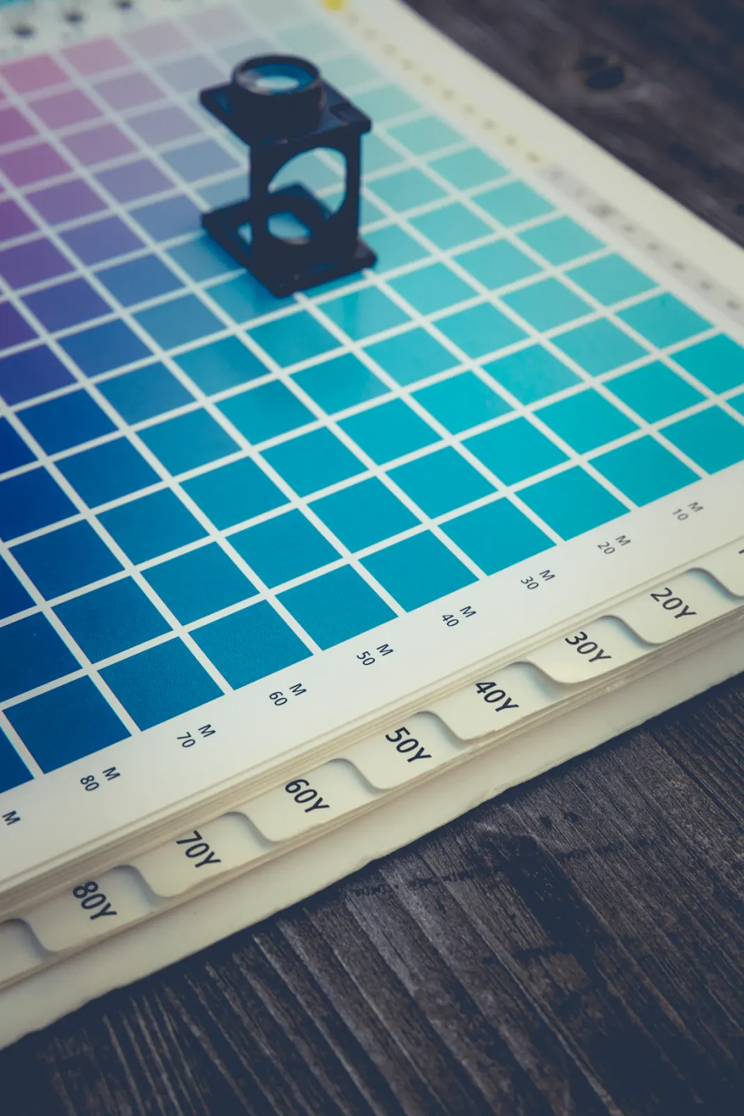 เครื่องวัดสีวางอยู่บนแผงตัวอย่างสีสำหรับงานพิมพ์