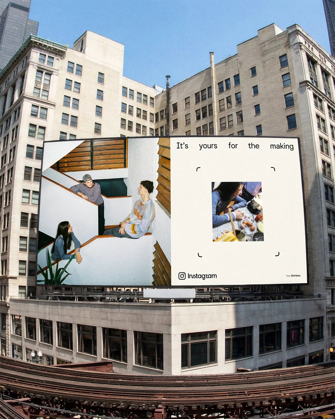 บิลบอร์ดขนาดใหญ่บนตึกในเมือง มีข้อความ It's yours for the making และกรอบวิวไฟน์เดอร์ครอบรูปคนทำอาหาร