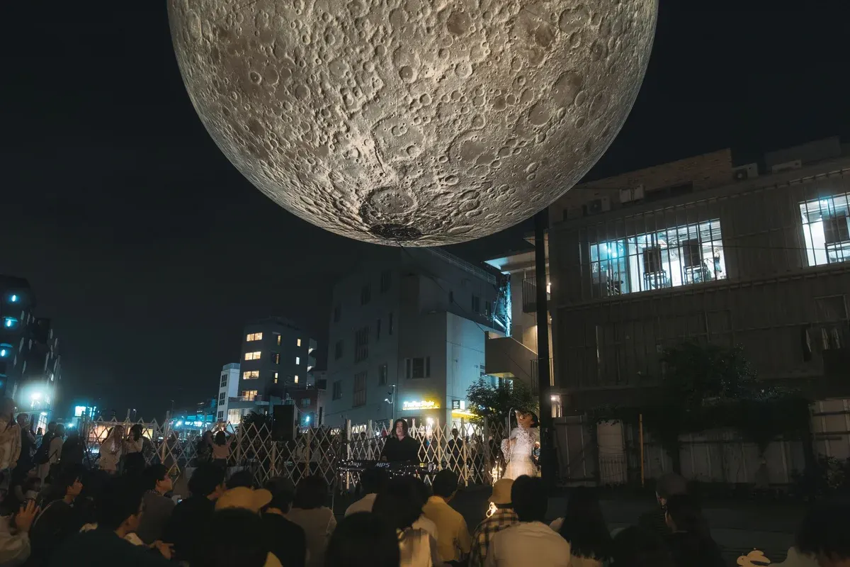การแสดงดนตรีสดกลางแจ้งในเทศกาล Moon Art Night ชิโมคิตะซาวะ 2026