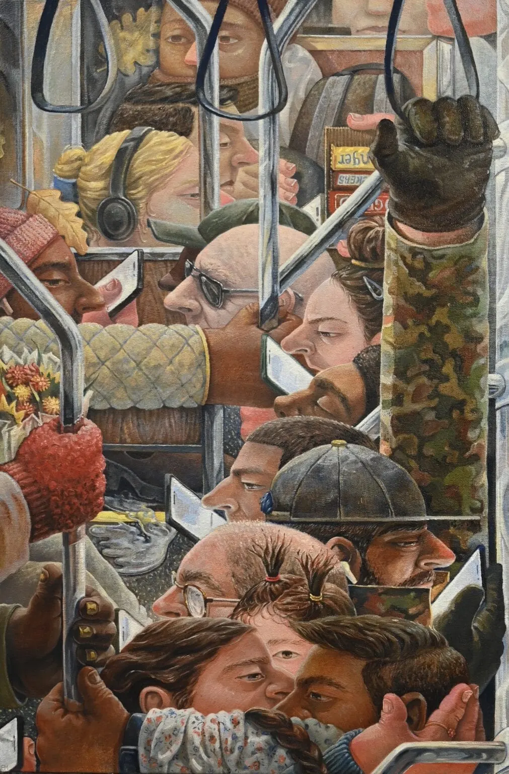 ภาพวาดผู้โดยสารรถไฟใต้ดินเบียดกันแน่นในตู้ หลายคนก้มดูหน้าจอของตัวเอง