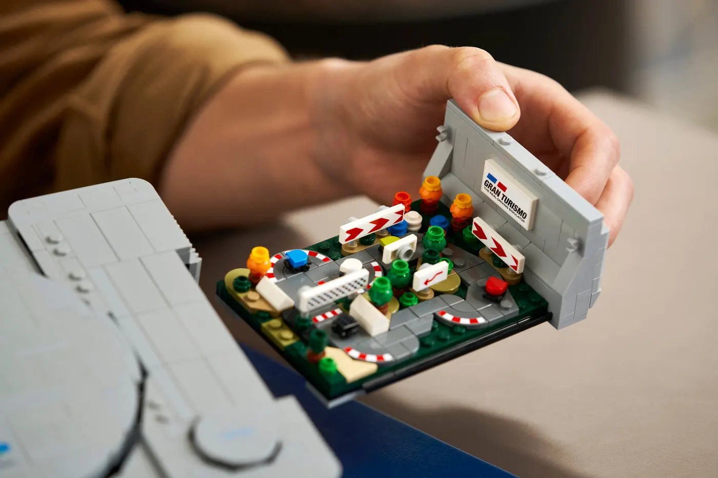 มือกำลังประกอบชุด LEGO PlayStation 72306