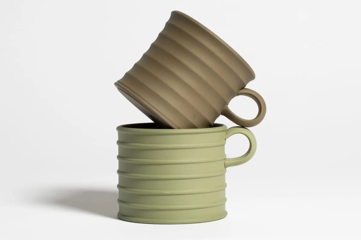 แก้วมัคจากคอลเลกชัน JW Anderson x Wedgwood ถ่ายมุมสูงเห็นปากแก้วและความหนาของขอบ