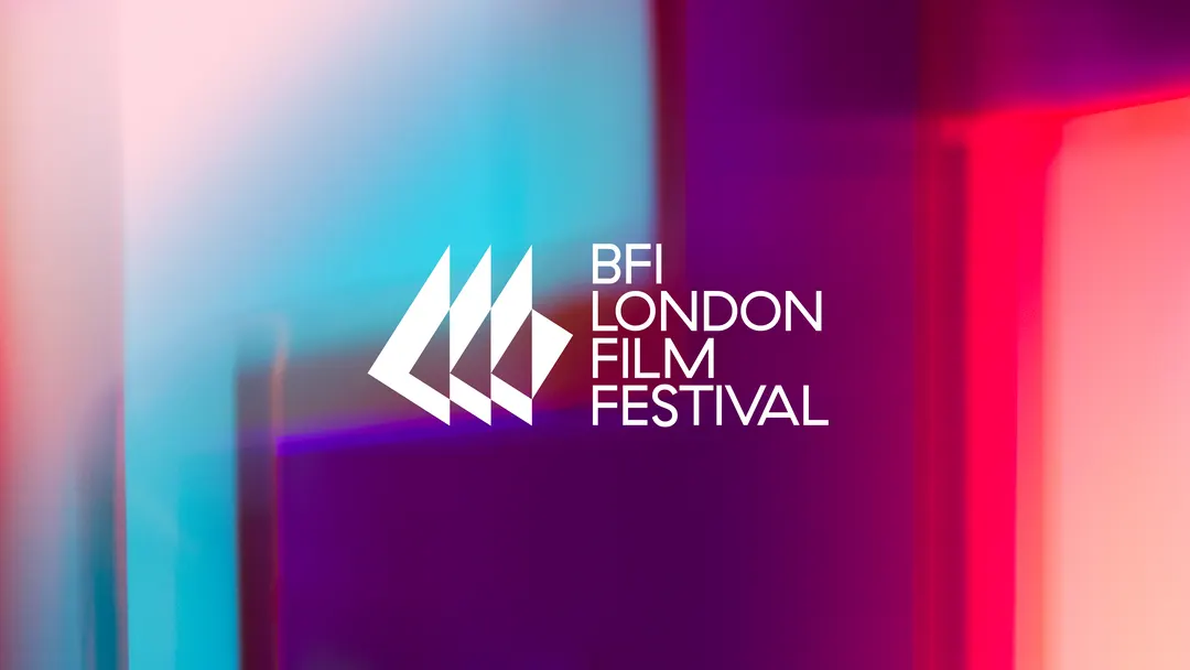 โลโก้ LFF ตัวอักษรสีฟ้าอ่อนและม่วงบนพื้นดำ
