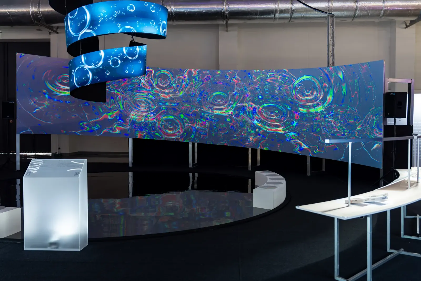 ผนังฉายภาพคลื่นน้ำและแสงสีในงาน Cymatics of Life