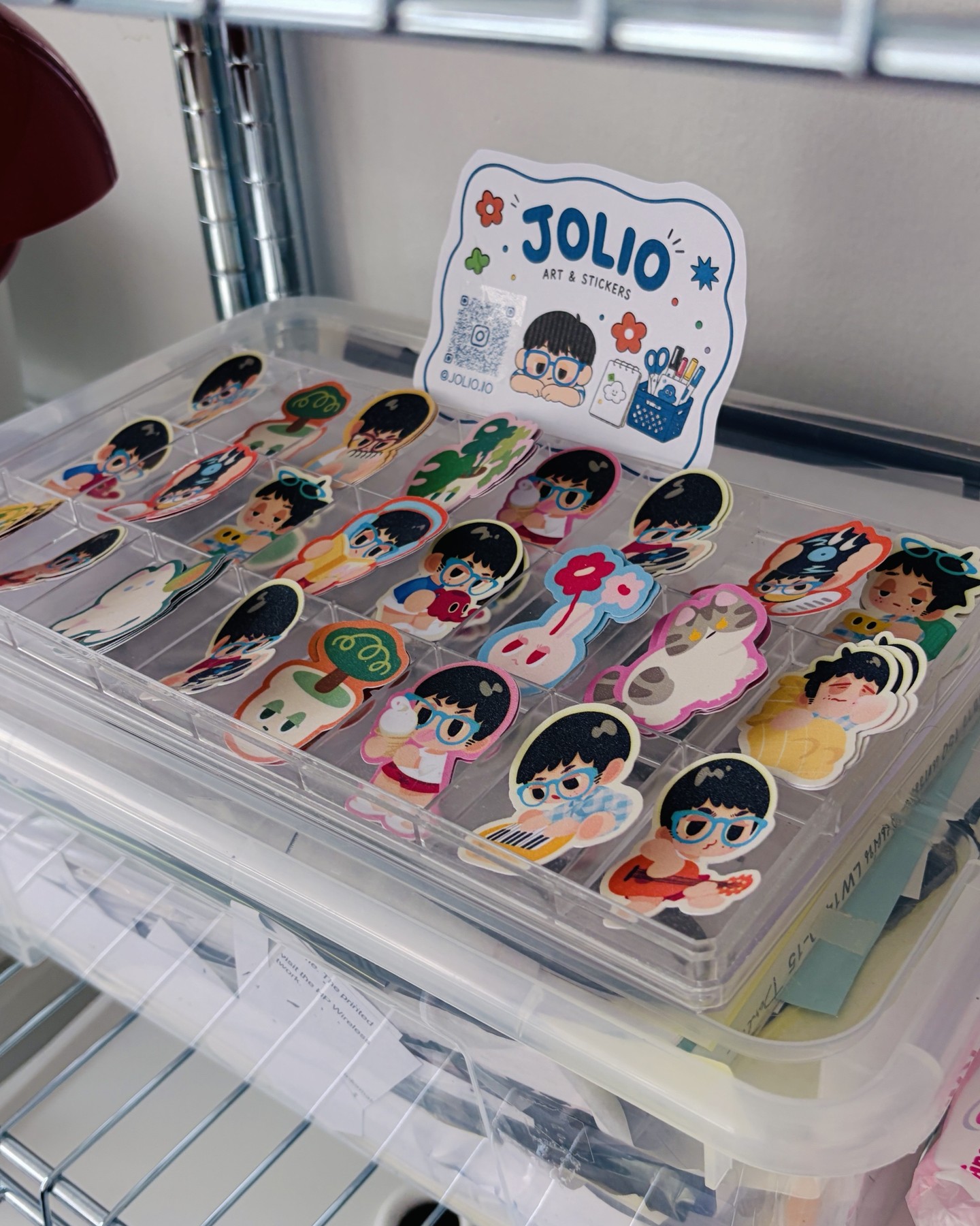 กล่องสติกเกอร์ JOLIO บนชั้นเหล็ก