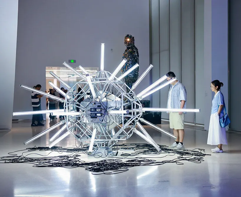 ภายในแกลเลอรีของ Suzhou MoCA ที่เปิดรับแสงธรรมชาติ