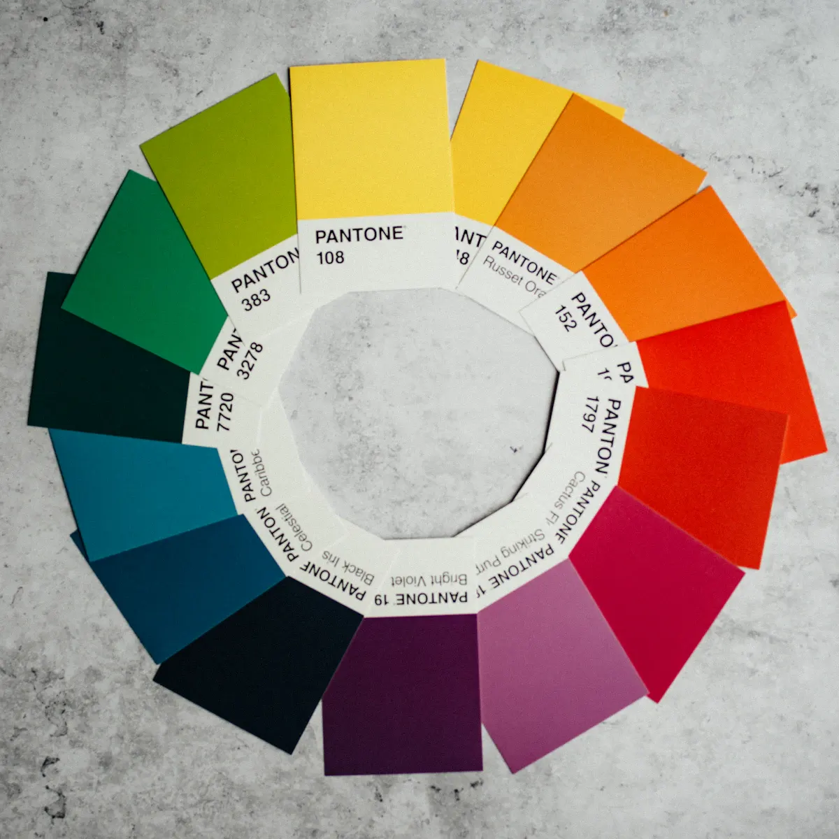 แผ่นกระดาษตัวอย่างสีแดง เหลือง เขียว วางเรียงซ้อนกัน