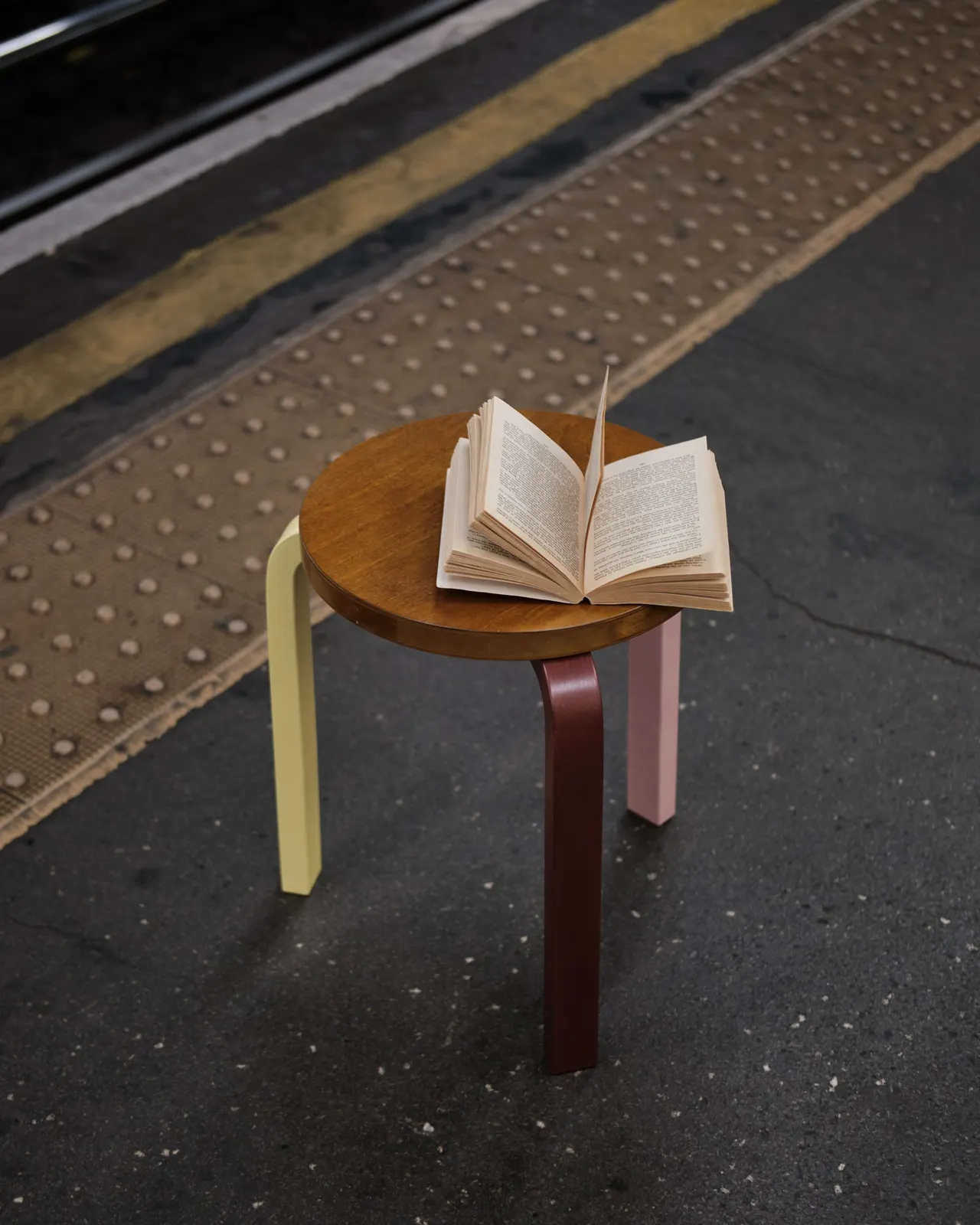 รายละเอียดขาไม้ดัดโค้งของ Stool 60 ในสีเหลืองมะนาว
