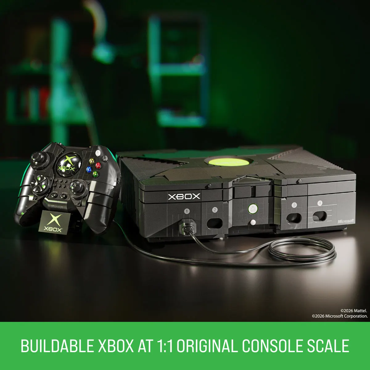 เครื่อง Xbox แบบตัวต่อขนาดเท่าของจริงวางคู่กับจอย Duke บนโต๊ะ