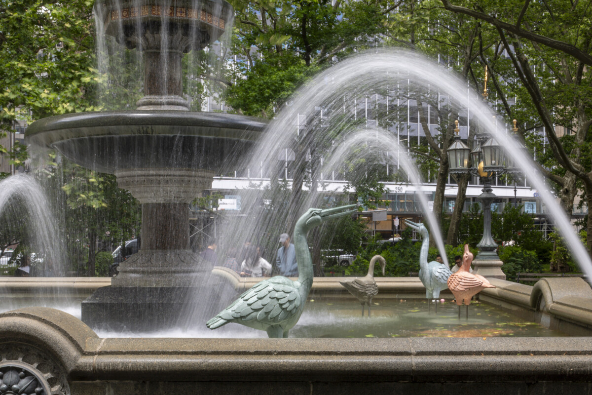 ประติมากรรมนกในน้ำพุกลาง City Hall Park ผลงานของ Genesis Belanger