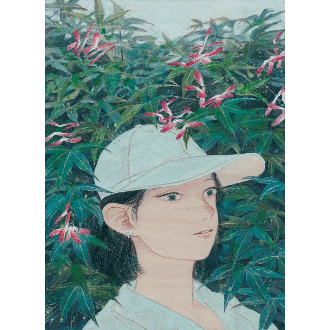 ผู้หญิงสวมหมวกแก๊ปสีขาวอมเขียวอยู่ท่ามกลางพุ่มไม้ใบเข้ม มีดอกสีชมพูแดงเรียวยาวแตะอยู่ตรงขอบปีกหมวก