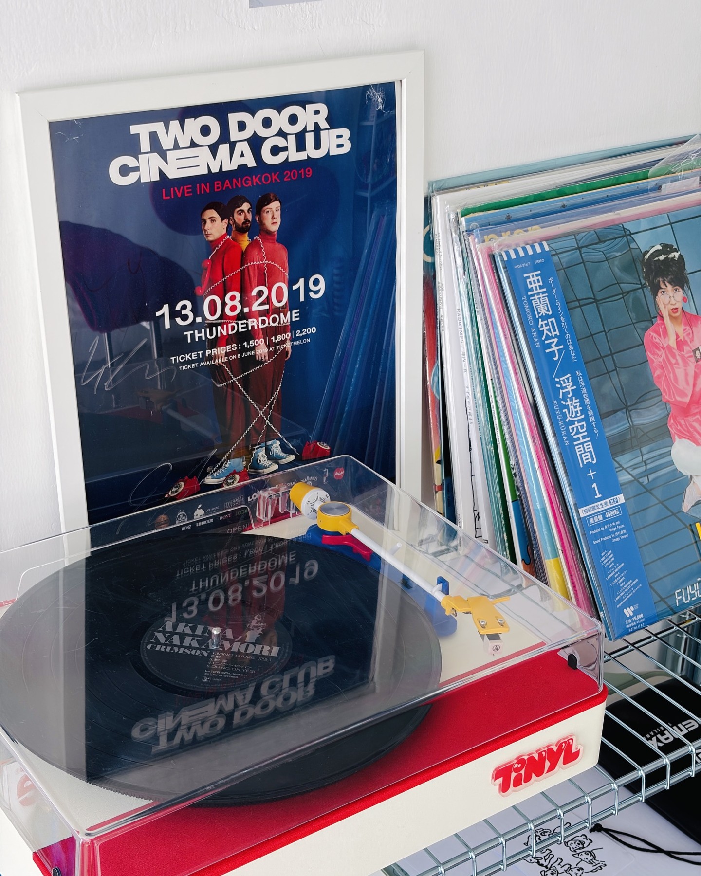 เครื่องเล่นแผ่นเสียง TINYL หน้าโปสเตอร์ Two Door Cinema Club ปี 2019
