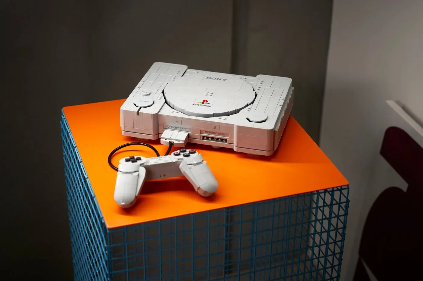 ชุด LEGO PlayStation 72306 ประกอบเสร็จวางอยู่บนโต๊ะพร้อมจอย