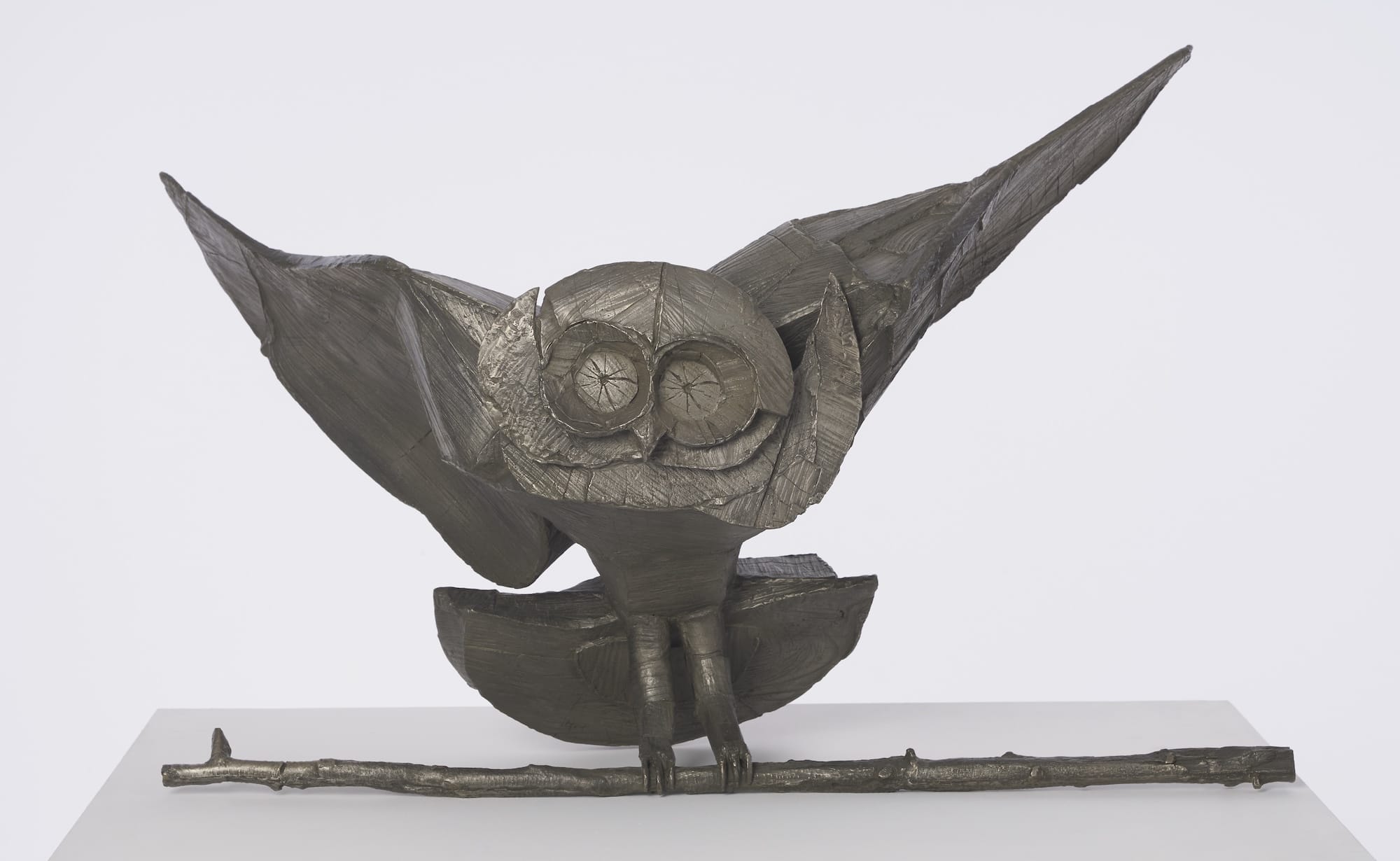 ประติมากรรมสำริดรูปสัตว์ชื่อ Sentry ของ Kiki Smith ตั้งอยู่ในพื้นที่จัดแสดง