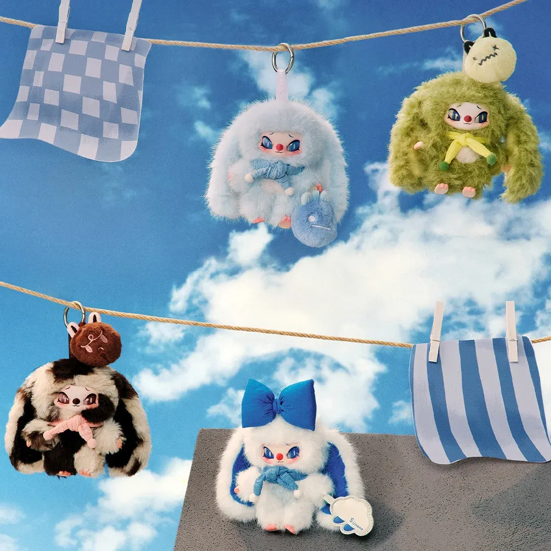 ตุ๊กตาหลายคู่สีแขวนบนเชือกเหนือฉากท้องฟ้า พร้อมชาร์มใบหน้าจิ๋ว