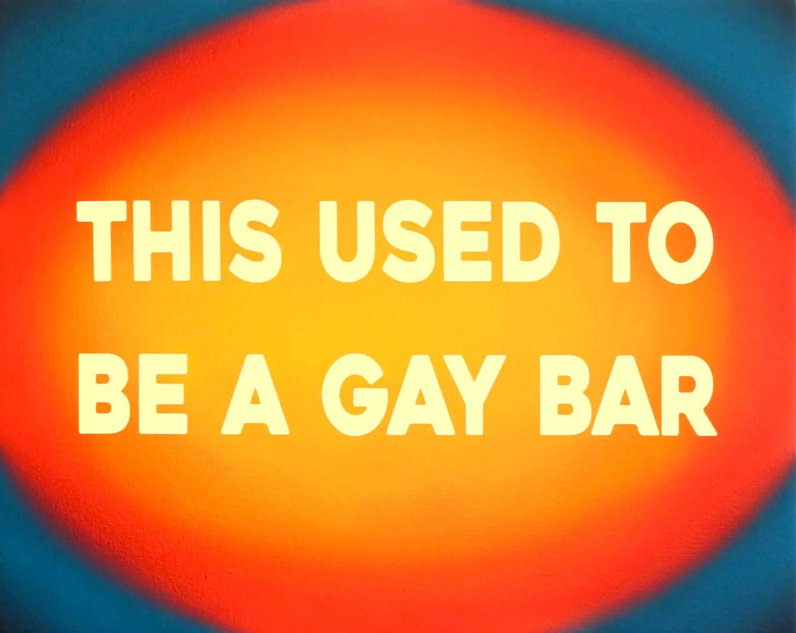 ภาพวาดข้อความ THIS USED TO BE A GAY BAR ตัวอักษรสีครีมบนดวงไฟสีส้มแดงที่จางออกทางขอบ