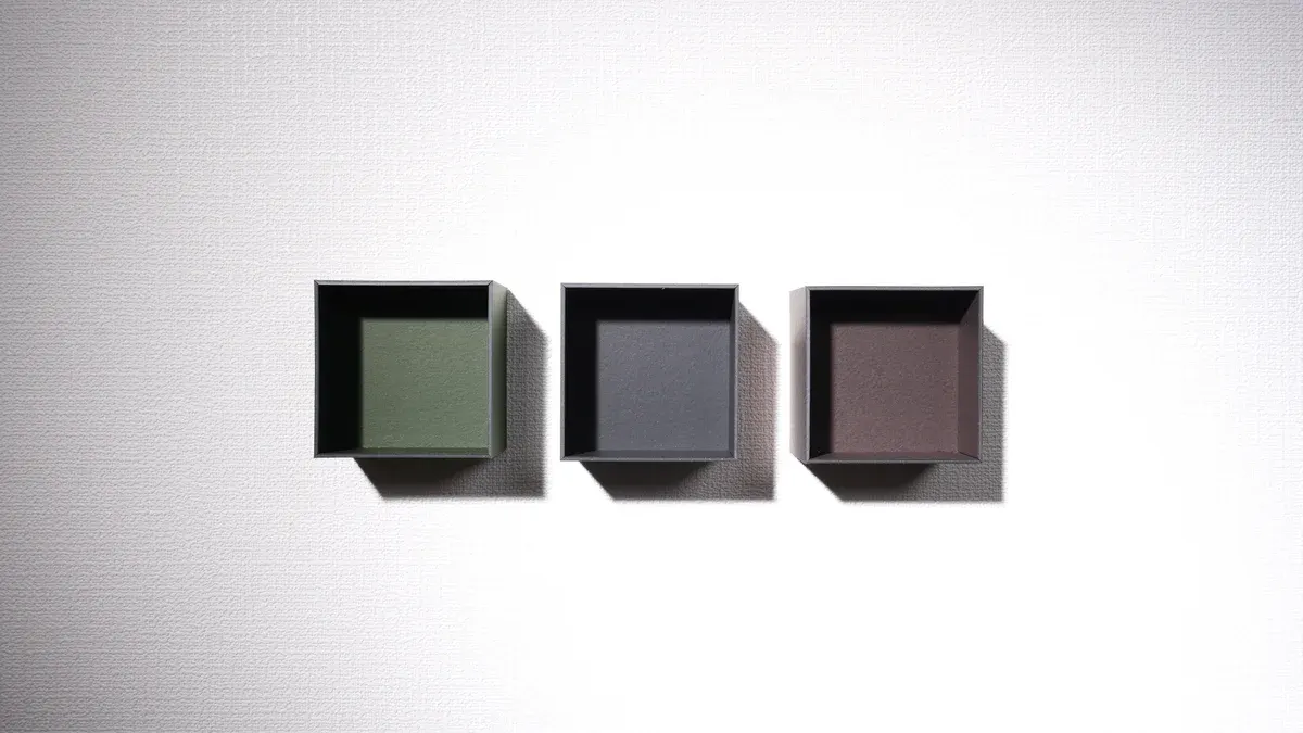 แผ่น BLANK TILE สามสี เขียวเข้ม ดำด้าน และน้ำตาลเข้ม ติดอยู่บนผนัง