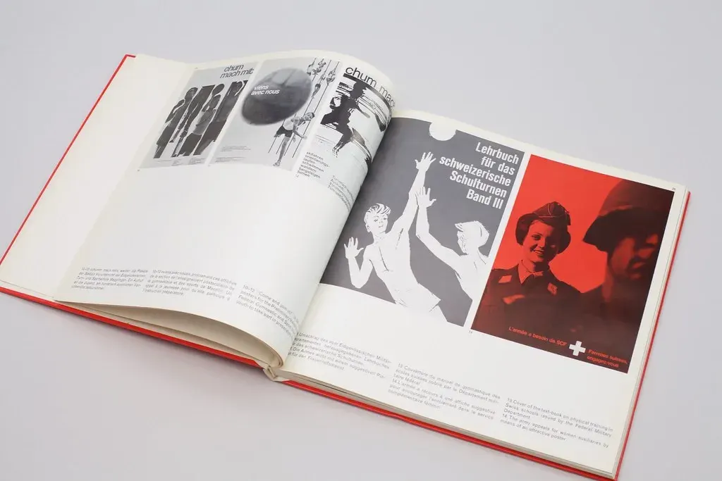หนังสือเปิดหน้าตัวอักษร SBB ของการรถไฟสวิสบนพื้นเขียวเข้ม
