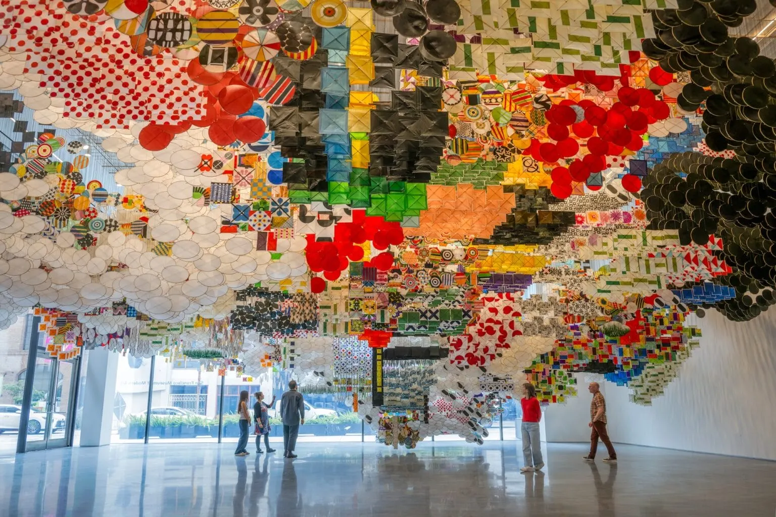 ภาพรวมของ Giant Arc ที่ทอดยาวจากผนังด้านหนึ่งไปอีกด้านในห้องชั้นล่างของ SFMOMA