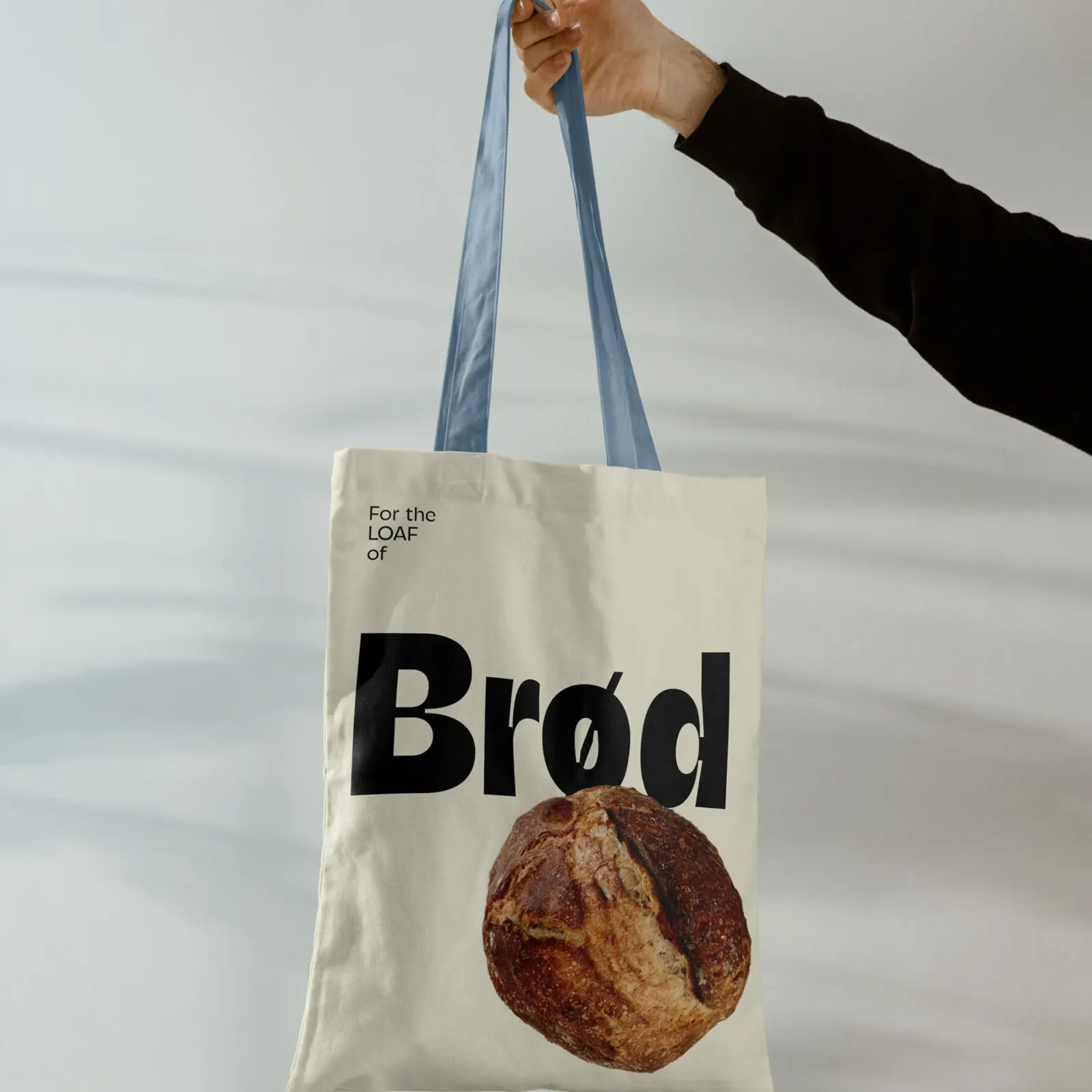 ถุงผ้าสีครีมพิมพ์คำว่า Brød ด้วยฟอนต์ Se Micro น้ำหนักหนา คู่กับภาพขนมปังก้อนกลม