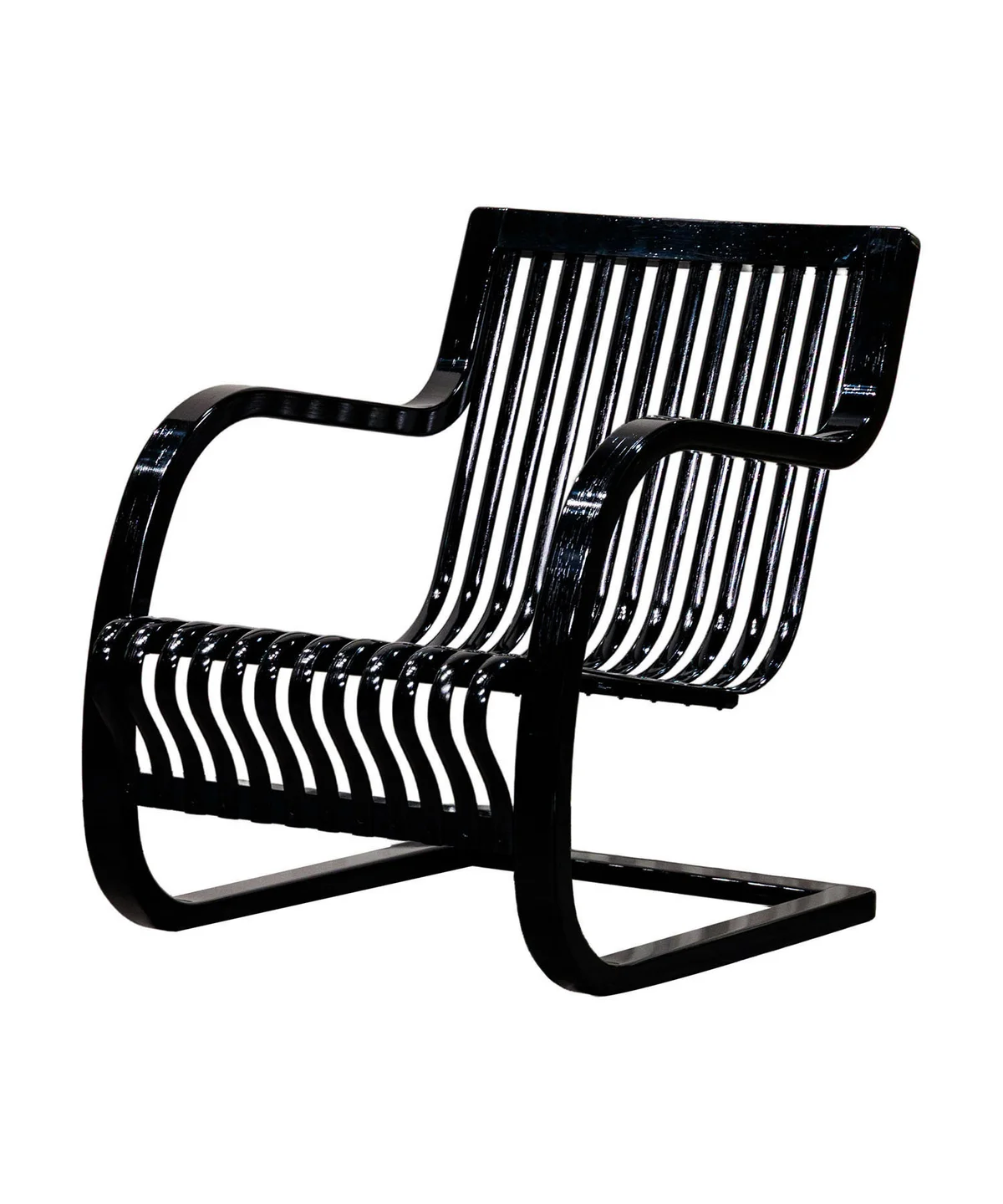 Bamboo Chair สีดำเงามองจากมุมสามส่วนสี่ เห็นโครงคานยื่นแทนขาหลัง