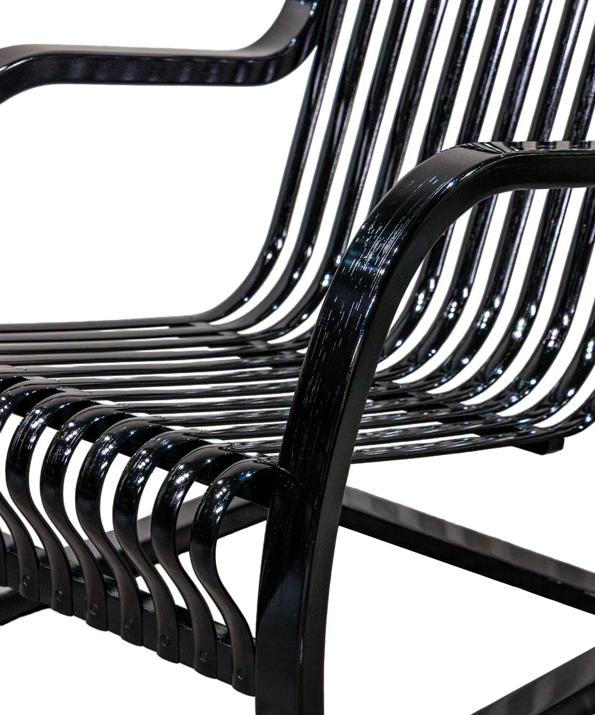 ระยะใกล้ของที่วางแขนโค้งและซี่ไม้ไผ่ดำเงาของ Bamboo Chair