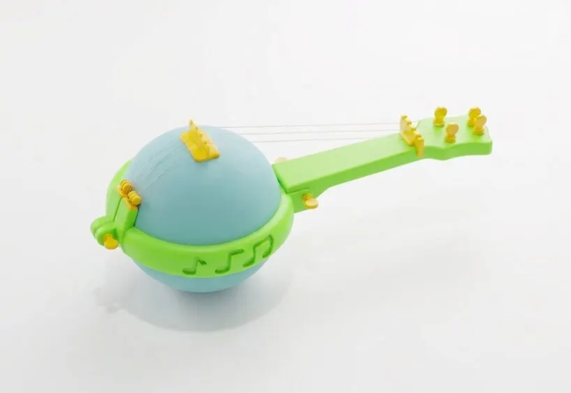 มุมมองด้านข้างของ Balloon Banjo ที่ประกอบด้วยน็อตพลาสติกหมุนมือ