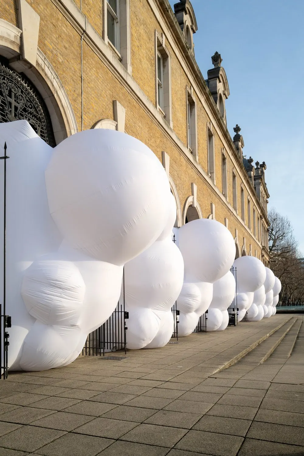 ก้อนเป่าลมสีขาว Façade หน้าอาคาร Old Billingsgate