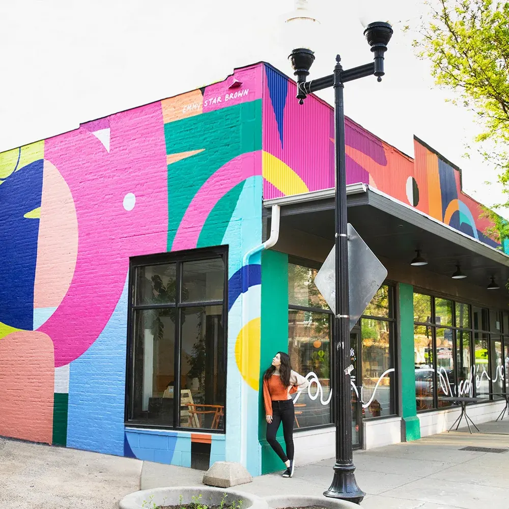 งานจิตรกรรมฝาผนังของเอมมี สตาร์ บราวน์ สำหรับร้านดีโมส์พิซซ่า