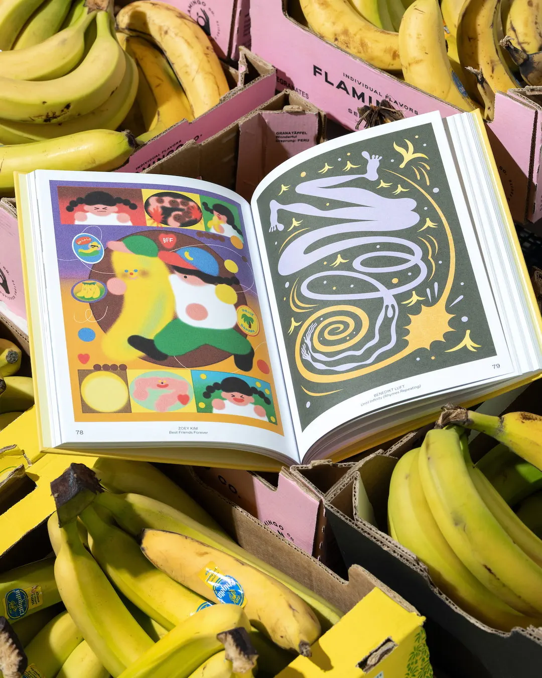 กองหนังสือ Banana Art Book ที่พิมพ์เสร็จวางซ้อนกัน