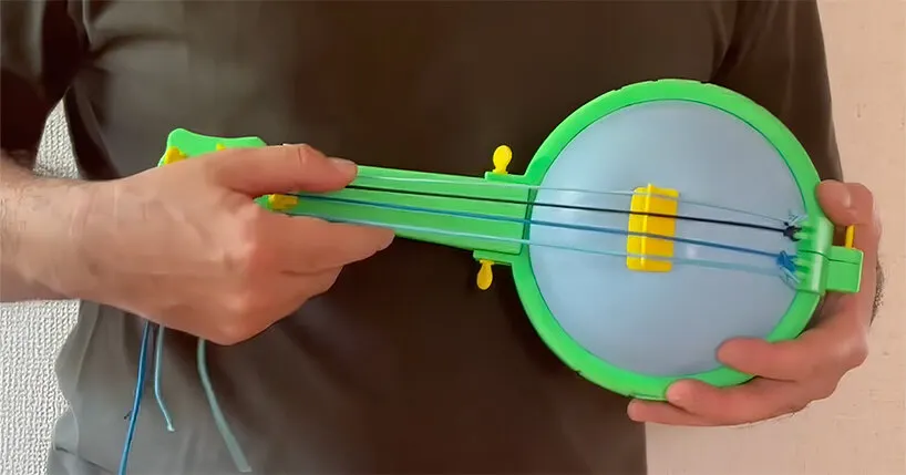ชุดชิ้นส่วนทั้งหมดของ Balloon Banjo วางเรียงก่อนประกอบ
