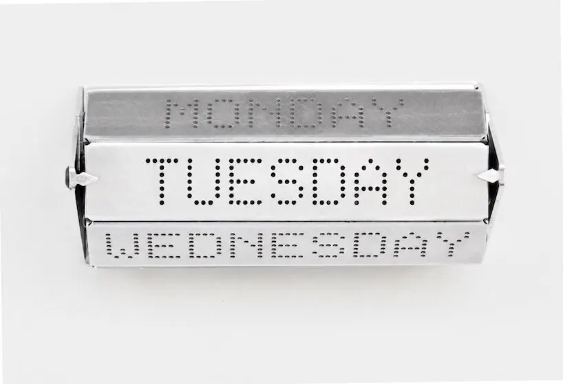 Day Display แท่งอะลูมิเนียมติดผนังเจาะรูเป็นคำว่า TUESDAY