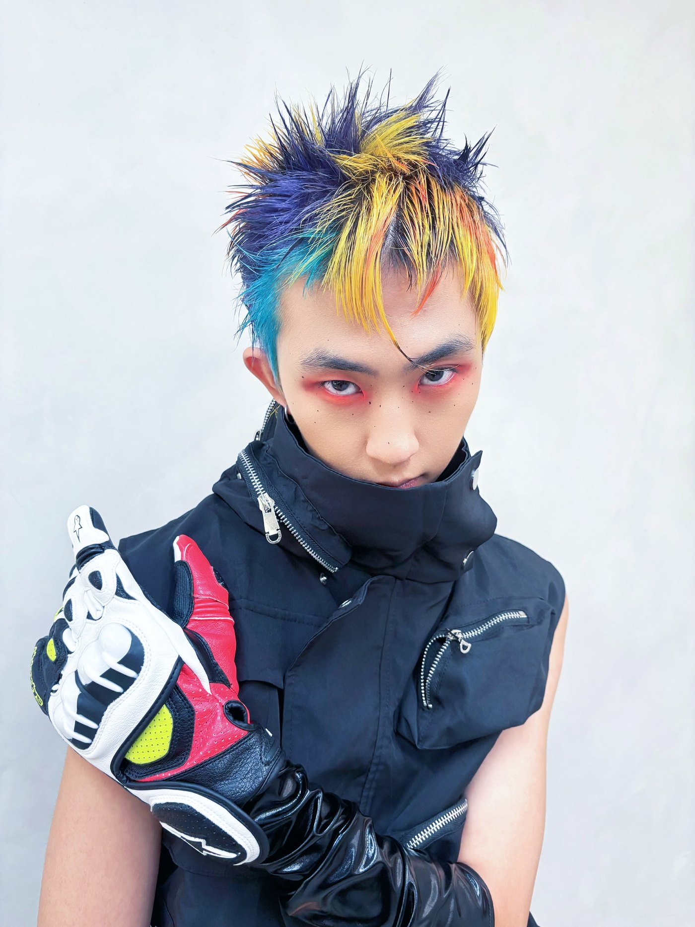 นายแบบผมสั้นตั้งชี้สีรุ้ง น้ำเงิน เหลือง ชมพู ใส่ถุงมือไบค์เกอร์