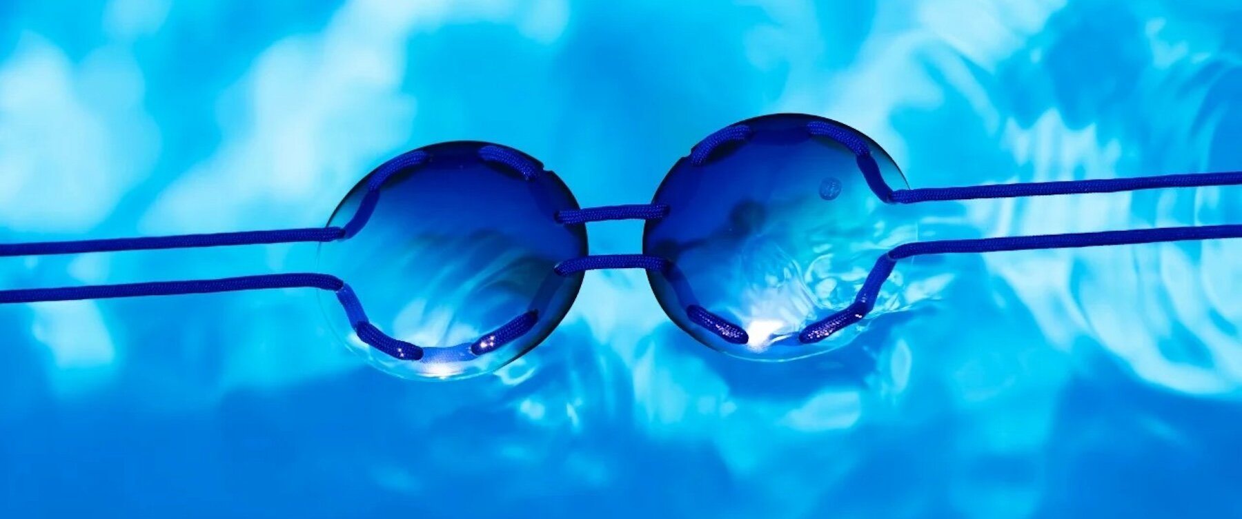 คนใส่ Water Glasses ที่สระว่ายน้ำโอลิมปิกในทบิลิซี