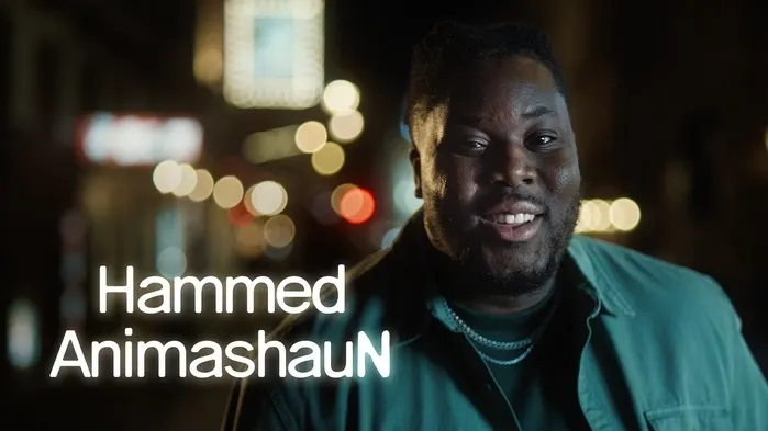 การ์ดชื่อ Hammed Animashaun ในไตเติ้ล SNL UK ตัว N ท้ายชื่อเป็นตัวอักษรจากป้าย