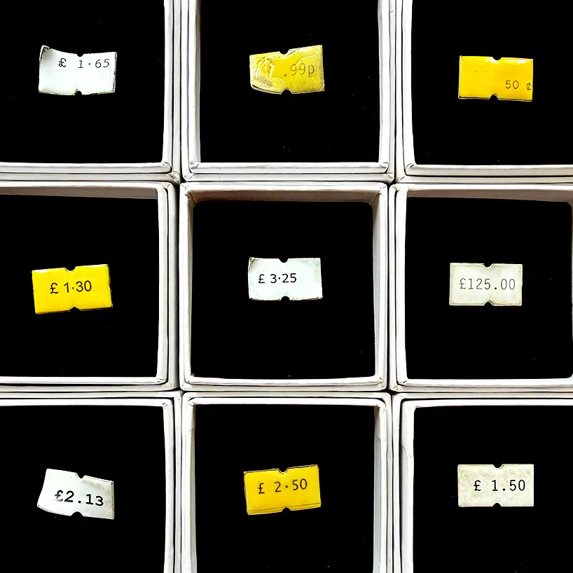 ชุดเข็มกลัด Precious Price Tag Pins วางรวมกันบนพื้นหลังเรียบ