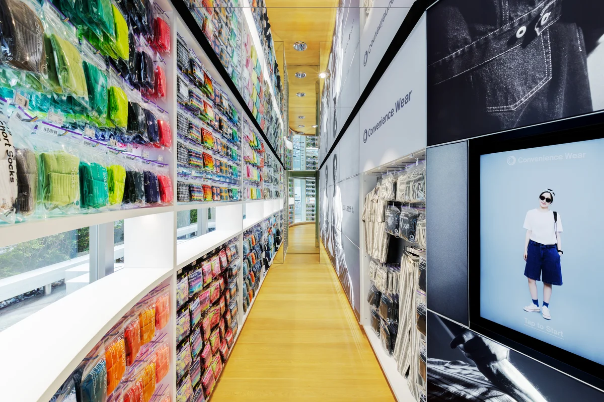 โซน Convenience Wear ภายในร้าน FAMIMA PARK AZABUDAI