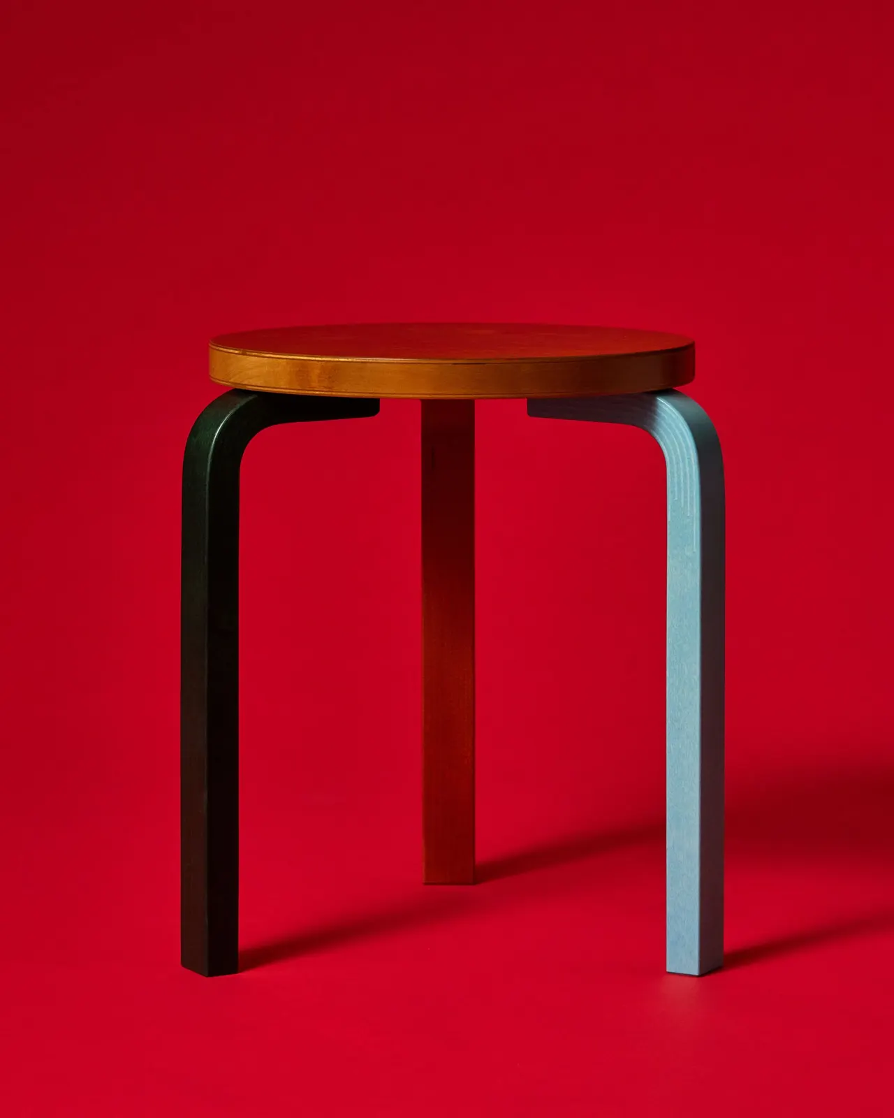 Stool 60 Edition Two ของ Paul Smith x Artek ในโทนสีแดง